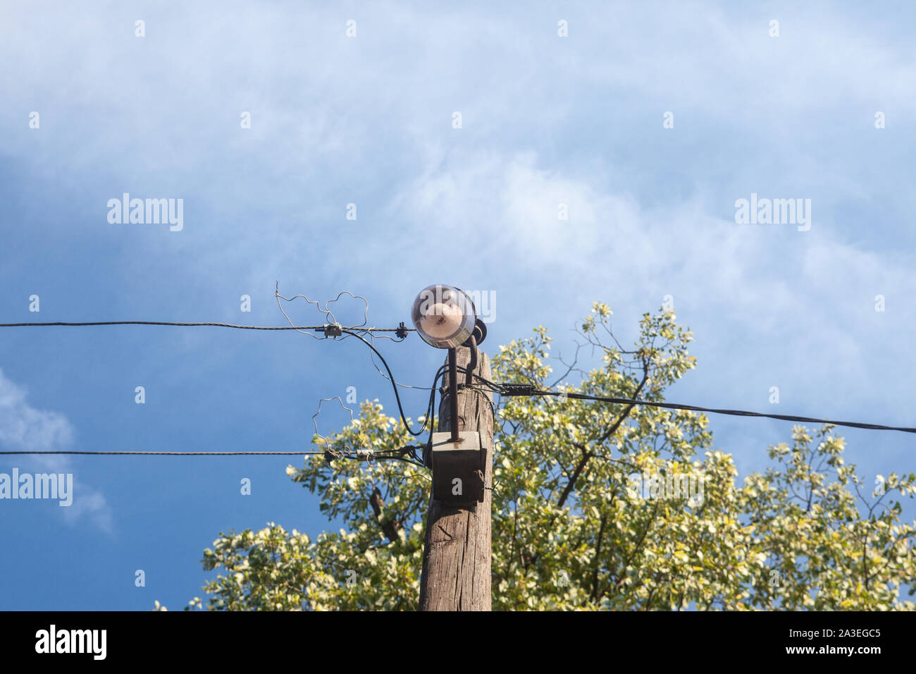 Street light power cable pole hi-res stock photography and images - Alamy