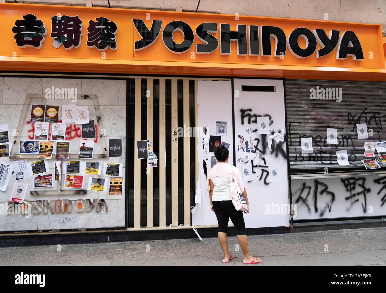 Kowloon, Hong Kong, China,. 7 October, 2019. After a night of violent confrontations between police and pro-democracy protestors in MongKok and YauMaTei in Kowloon, many MTR railway stations and what are thought to be pro-Beijing business franchises were vandalised. Pic; Yoshinoya restaurant vandalised. Stock Photo