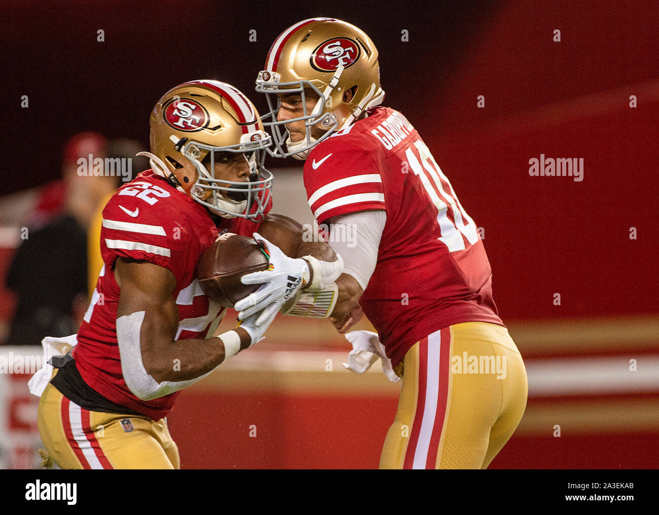 Santa Clara, California, USA. 7th Oct, 2019. San Francisco 49ers running  back Tevin Coleman (26) runs after getting hand off from quarterback Jimmy  Garoppolo (10) on Monday, October 7, 2019, at Levis