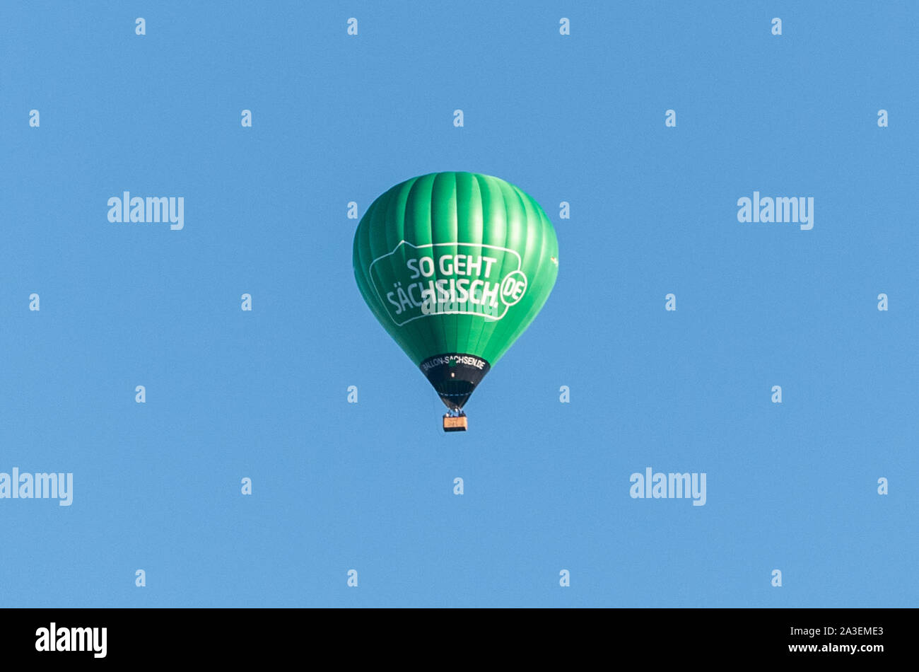 Dresden, Germany. 07th Oct, 2019. A hot-air balloon with the inscription 'So geht Sächsisch' (So goes Saxon) passes Dresden. Credit: Robert Michael/dpa-Zentralbild/dpa/Alamy Live News Stock Photo