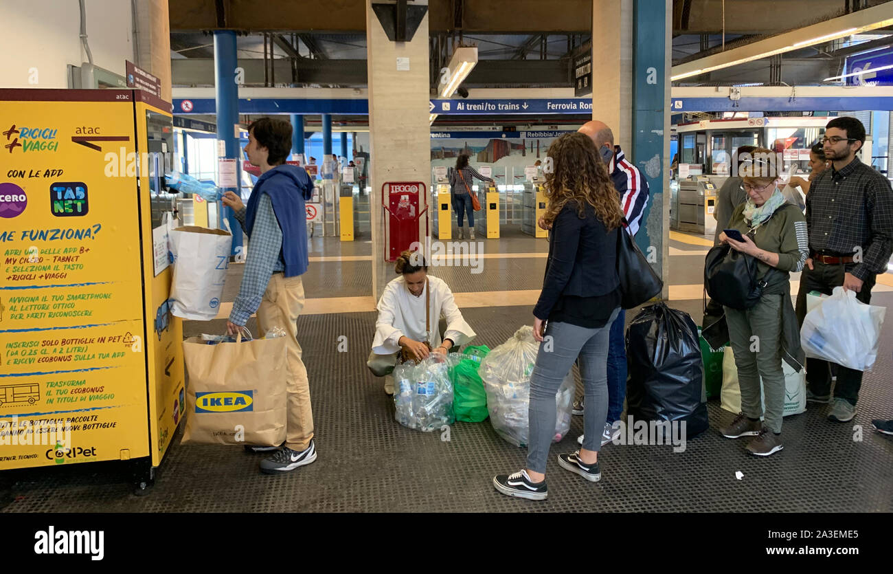 Snake queues hi-res stock photography and images - Alamy