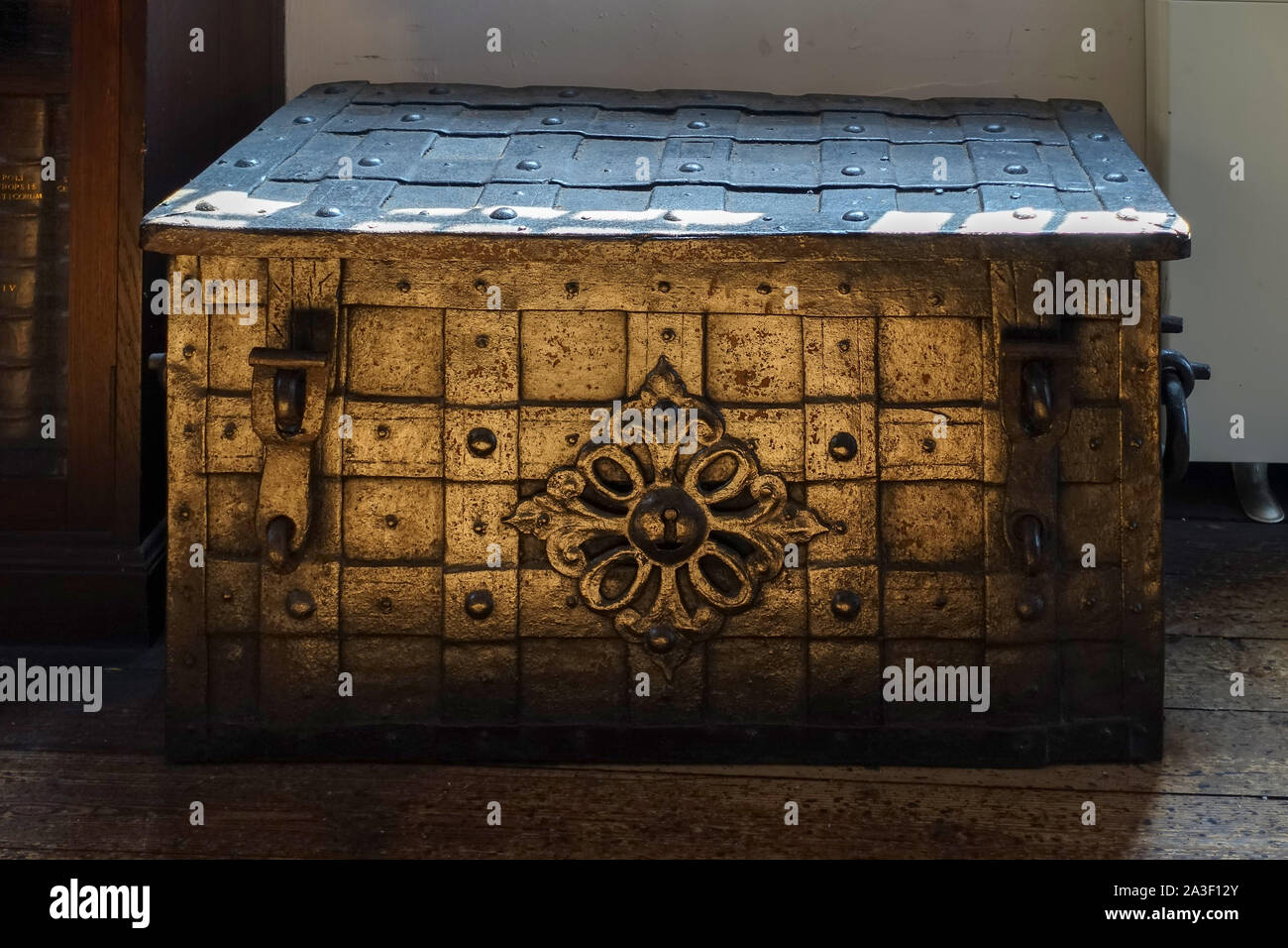 Ornate medieval chest hires stock photography and images Alamy