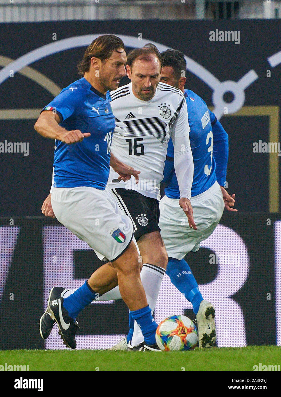 Fürth, Germany, October 07, 2019 Francesco TOTTI, ITA All Stars Nr. 10  compete for the ball, tackling, duel, header, zweikampf, action, fight against Jens NOWOTNY, DFB All Stars Nr. 16  GERMANY ALL-STARS - ITALY AZZURRI   ALL STARS 3-3, German Soccer League , Fürth, Germany,  October 07, 2019  Season 2019/2020 © Peter Schatz / Alamy Live News Stock Photo
