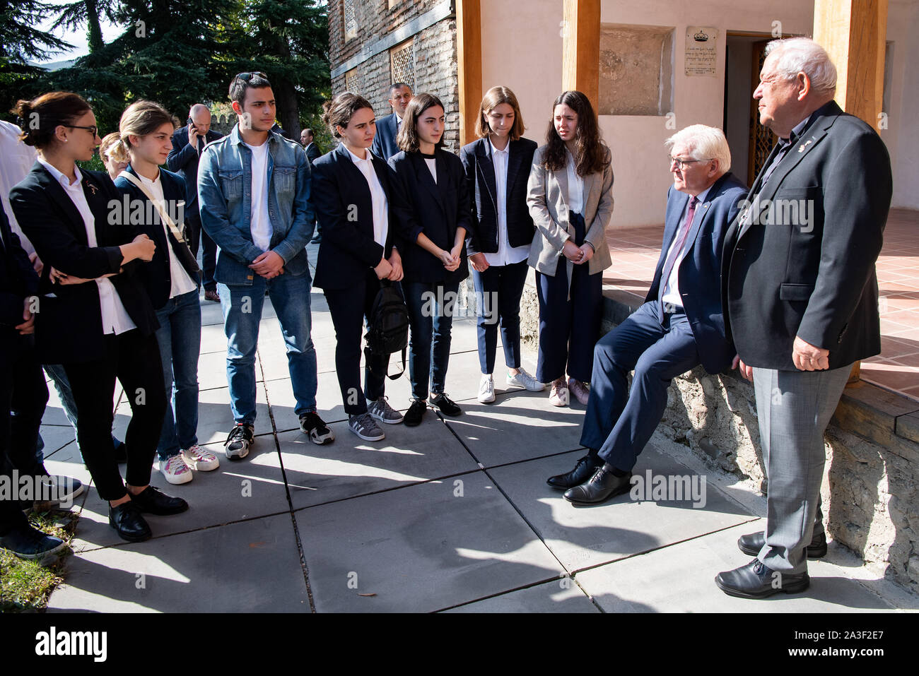 Telawi, Georgia. 08th Oct, 2019. Federal President Frank-Walter Steinmeier (2nd from right) visits the museum of King Erekle II in the fortress Batoni and meets there together with Rainer Etzinger (r), city councillor of Biberach, with pupils of the public school no. 9 of Telawi, who were previously in Biberach (Baden-Württemberg) for exchange. President Steinmeier and his wife are on a two-day state visit to Georgia. Credit: Bernd von Jutrczenka/dpa/Alamy Live News Stock Photo