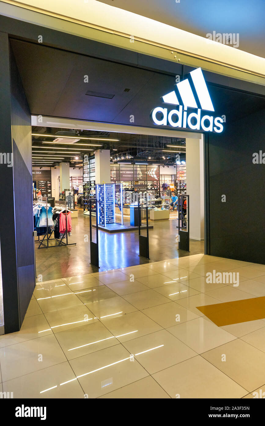 Circunferencia Bloquear expandir MOSCOW, RUSSIA - CIRCA MAY, 2019: entrance to an Adidas store in Moscow  Stock Photo - Alamy