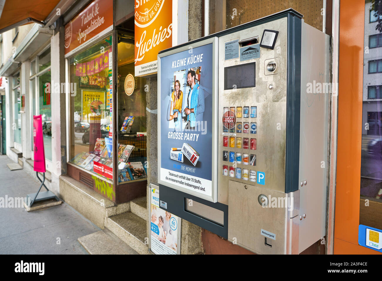 Cigarette kiosk hires stock photography and images Alamy