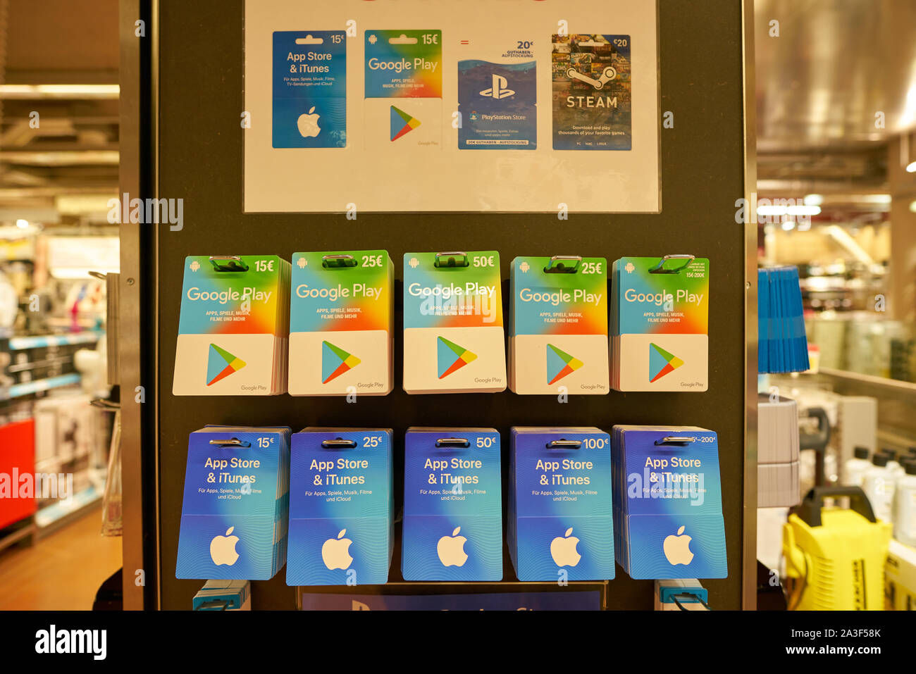 MONTREAL, Canada - 7 Novembre 2017: Una mano che tiene un Google gioca la  carta regalo. Google Play precedentemente Android Market è una  distribuzione digitale o di servizio Foto stock - Alamy