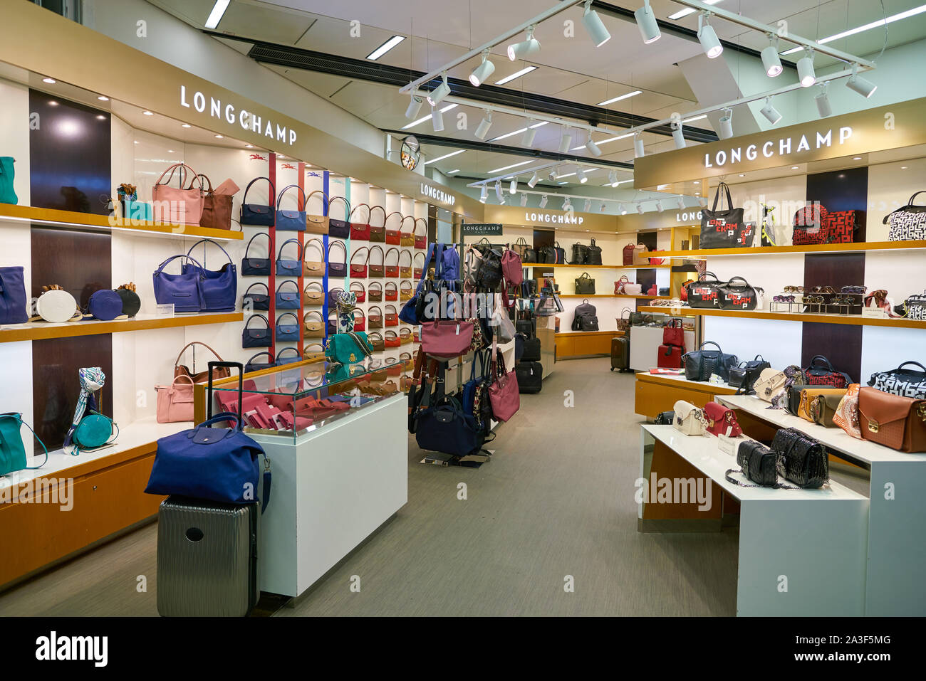 longchamp heathrow terminal 2