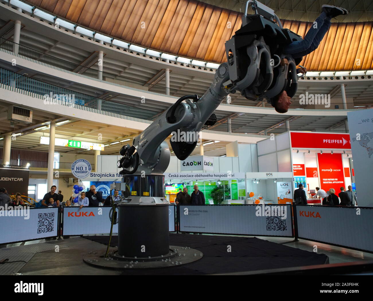 191008) --- BRNO, Oct. 8, 2019 (Xinhua) -- A man tries a robotic  acceleration arm produced by company KUKA during the 61st Brno  International Engineering Fair kicked off in Brno, Czech Republic,