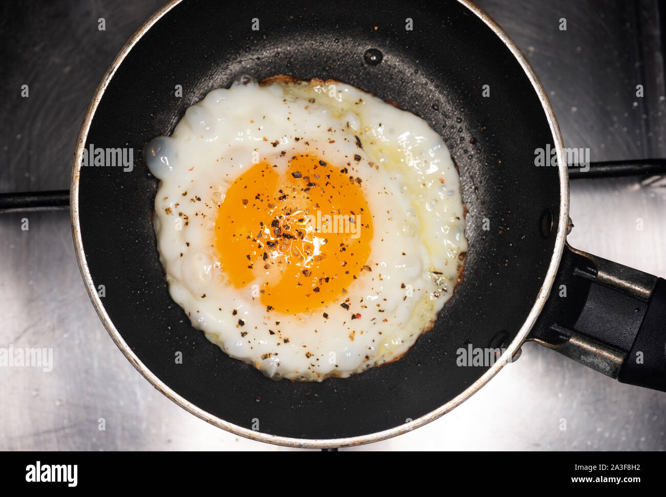 One egg frying pan hi-res stock photography and images - Alamy