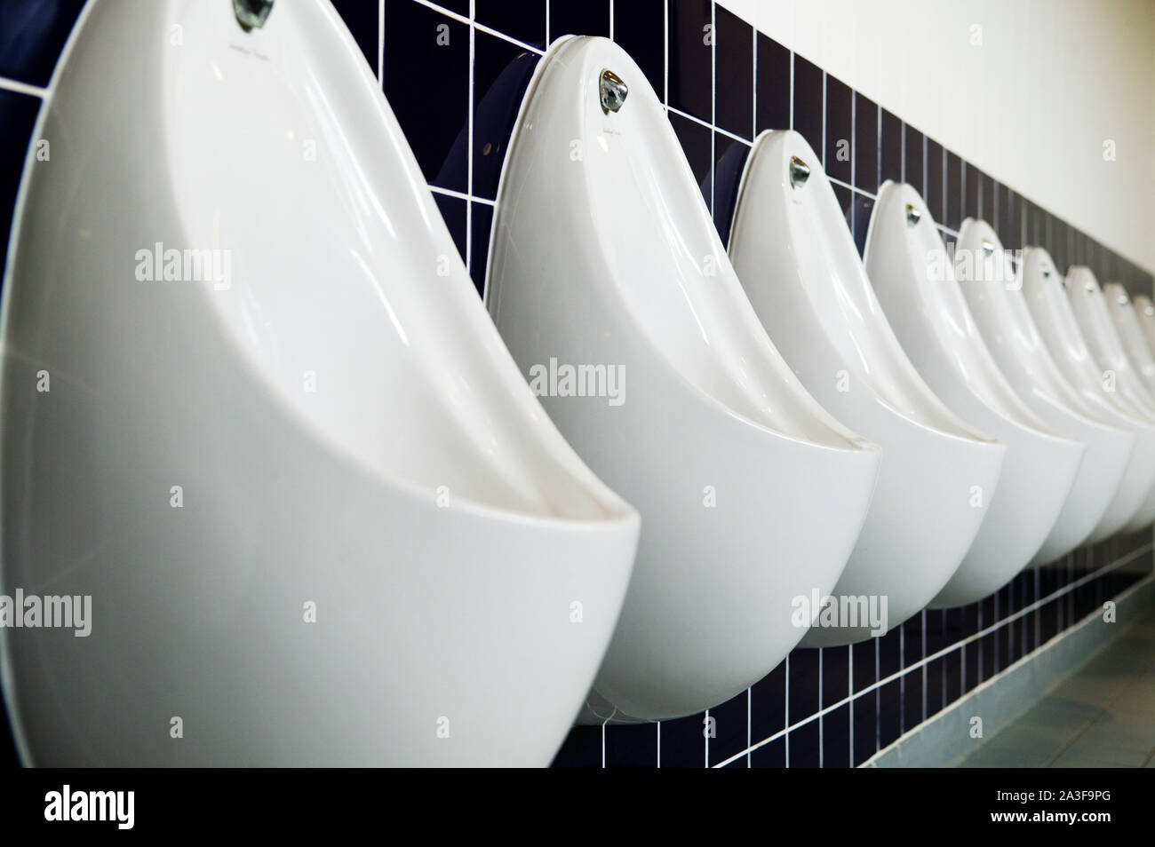 Urinals gents mens toilet hires stock photography and images Alamy