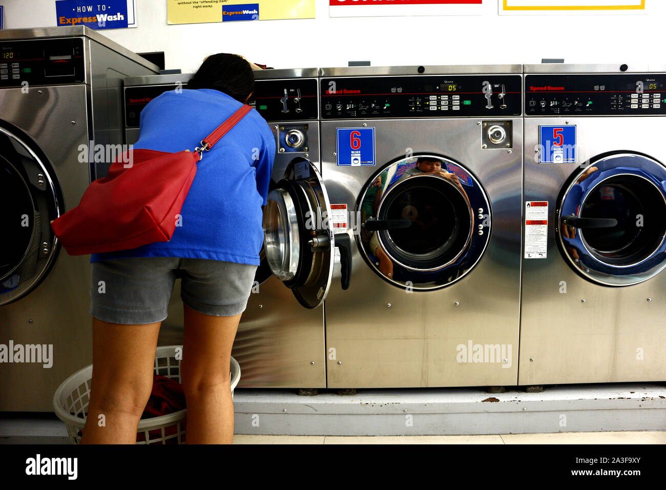 Laundry Shop High Resolution Stock Photography and Images Alamy