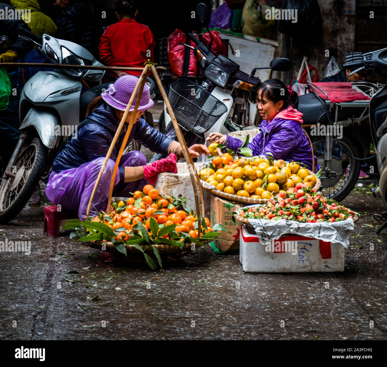 Hanoi fresh fruit market hires stock photography and images Alamy