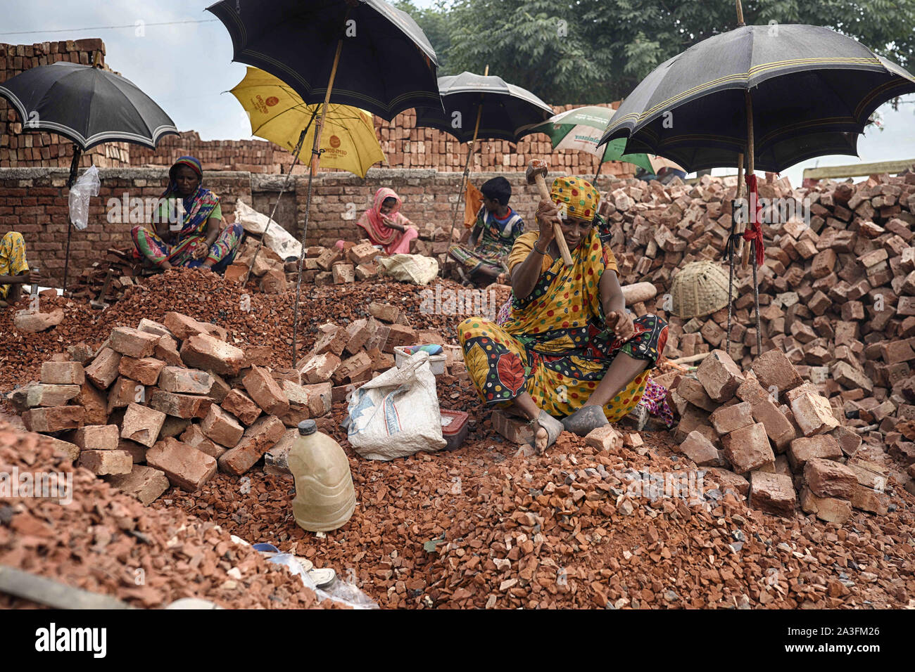 Dhaka, Bangladesh. 8th Oct, 2019. Children and women are working in a brick crushing factory in Dhaka Bangladesh Credit: Kazi Salahuddin/ZUMA Wire/Alamy Live News Stock Photo