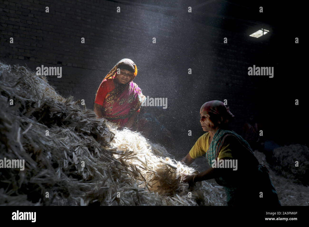 Narayanganj, Bangladesh. 8th Oct, 2019. Women employee are working in the jute-processing mill Narayanganj Bangladesh. Credit: Kazi Salahuddin/ZUMA Wire/Alamy Live News Stock Photo