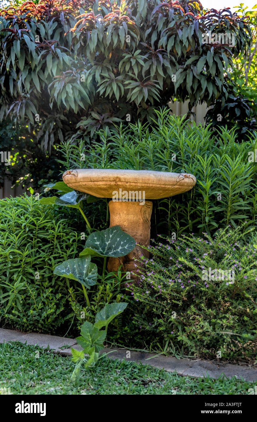 Bird bath in garden setting hires stock photography and images Alamy