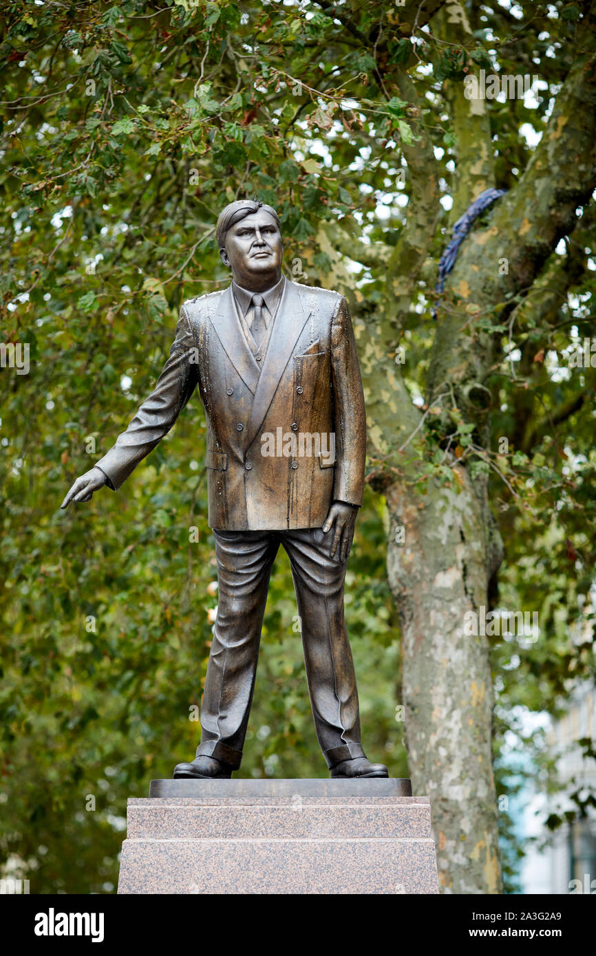 Statue of Nye Bevan by Robert Thomas – People's History of the NHS