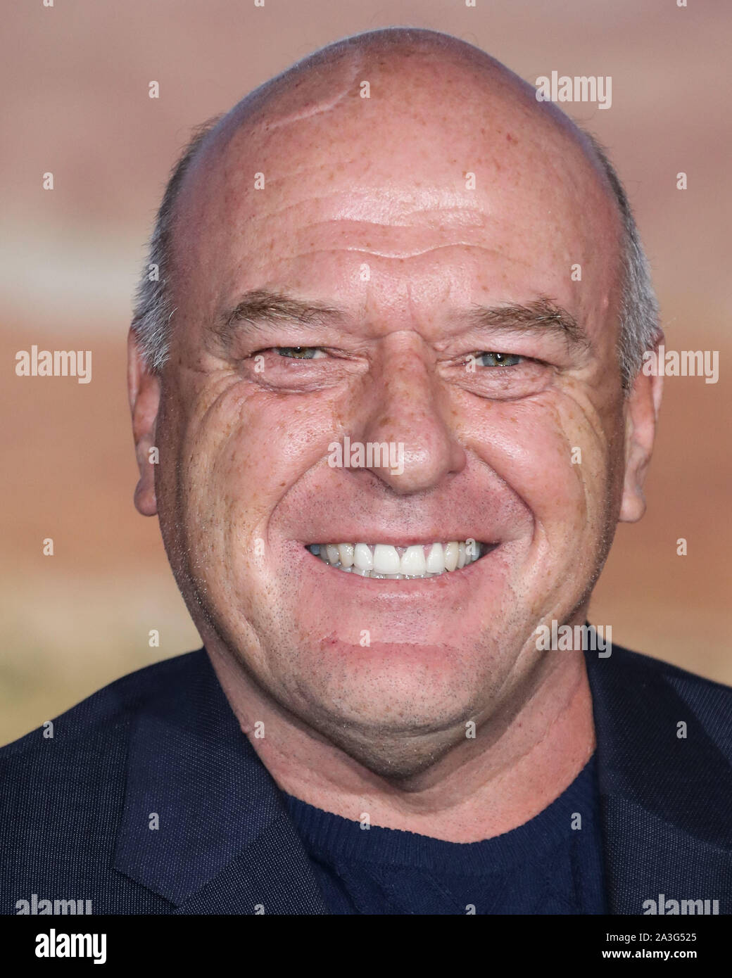 Dean norris full length hi-res stock photography and images - Alamy