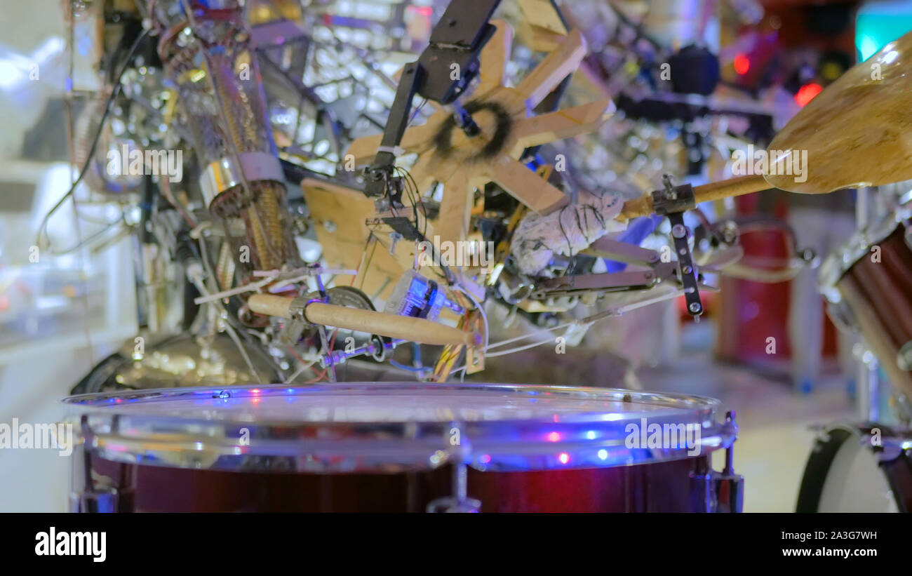 Vintage robot playing drums Stock Photo Alamy