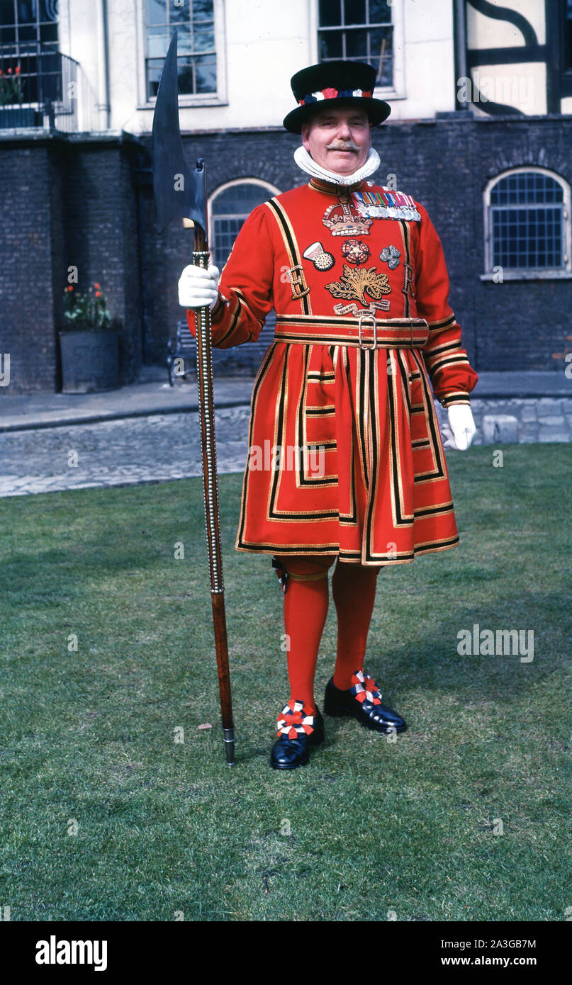 1960s, historical picture of Yeoman Warder in Tudor state dress. The warders are ceremonial guardians of the Fortress of the Tower of London, a duty dating back to Tudor times. All warders are retired from the Armed Foreces of Commonwealth realms. Stock Photo