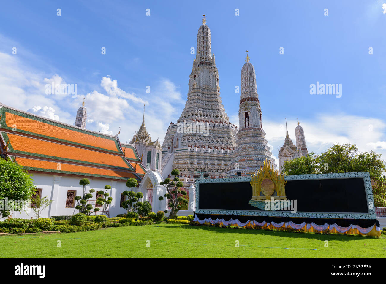 Wat Arun The Buddhist Temple Of Dawn In Bangkok, Thailand Stock Photo