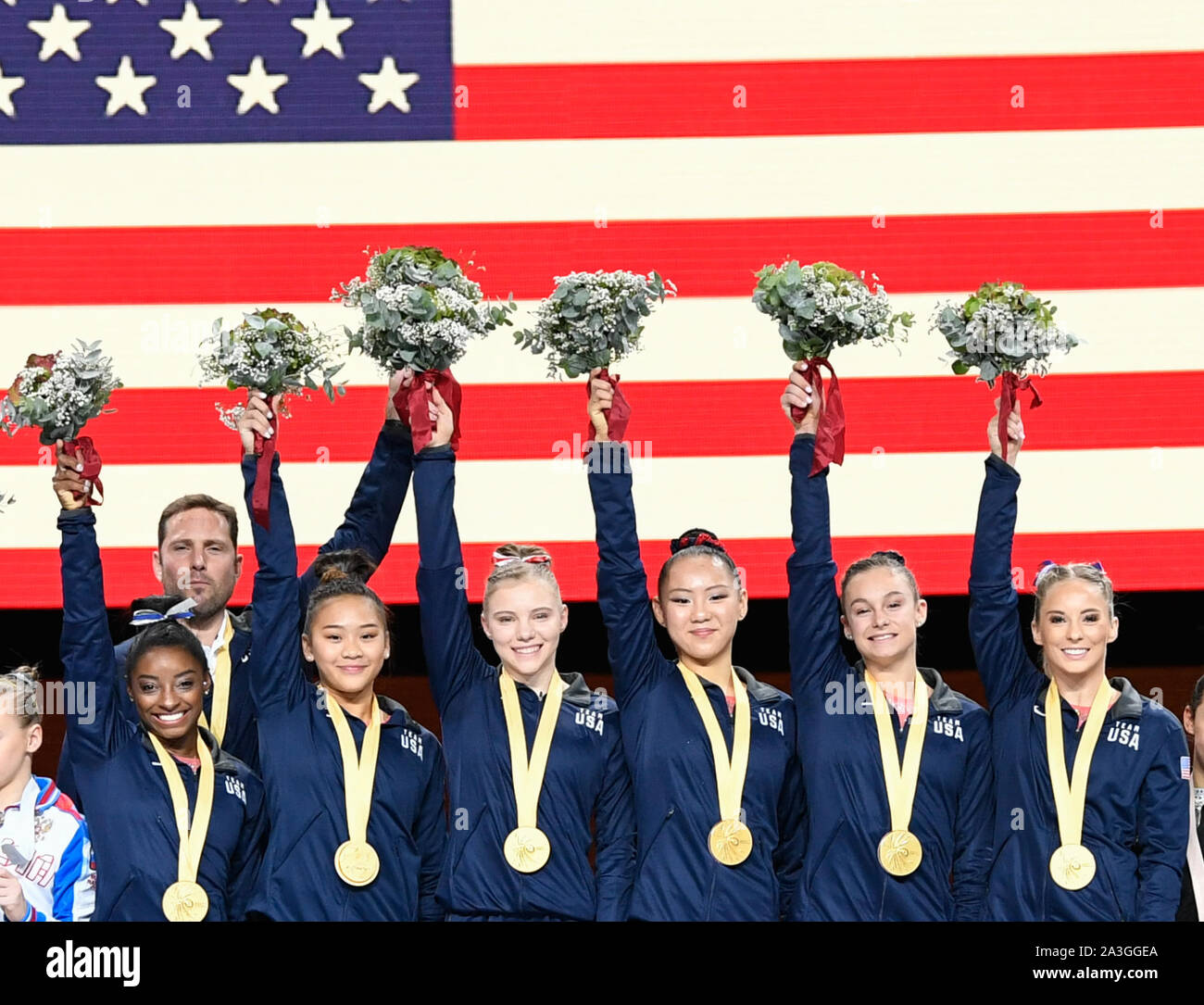 Stuttgart, Germany. 08th Oct, 2019. Gymnastics: world championship, decision final of the best eight teams, women. Simone Biles (l-r), Sunisa Lee, Jade Carey, Kara Eaker, Grace Mc Callum and Mykayla Skinner from the USA at the award ceremony with the gold medal. Credit: Tom Weller/dpa/Alamy Live News Stock Photo