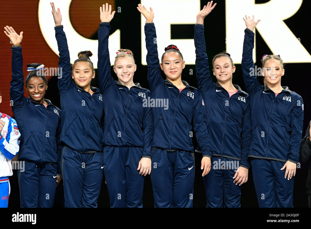 Stuttgart, Germany. 08th Oct, 2019. Gymnastics: world championship, decision final of the best eight teams, women. Simone Biles (l-r), Sunisa Lee, Jade Carey, Kara Eaker, Grace Mc Callum and Mykayla Skinner from the USA at the award ceremony. Credit: Tom Weller/dpa/Alamy Live News Stock Photo