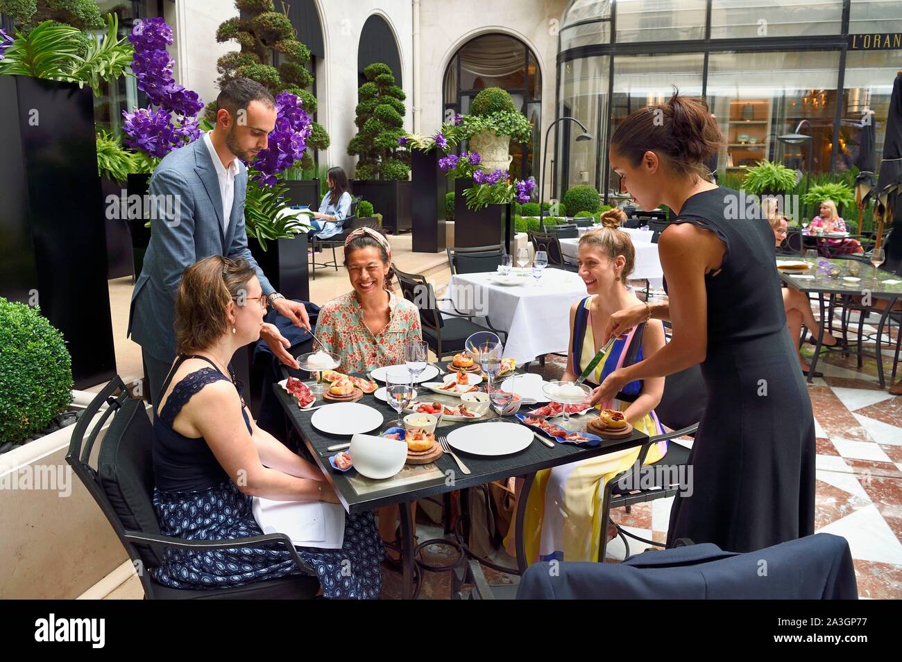 France, Paris, Four Seasons Hotel George V, L'Orangerie restaurant in the  courtyard Stock Photo - Alamy