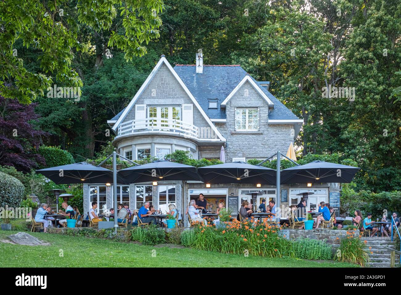 France, Finistere, Aven Country, Nevez, Port Manec'h, La Chataigneraie bar- restaurant Stock Photo - Alamy