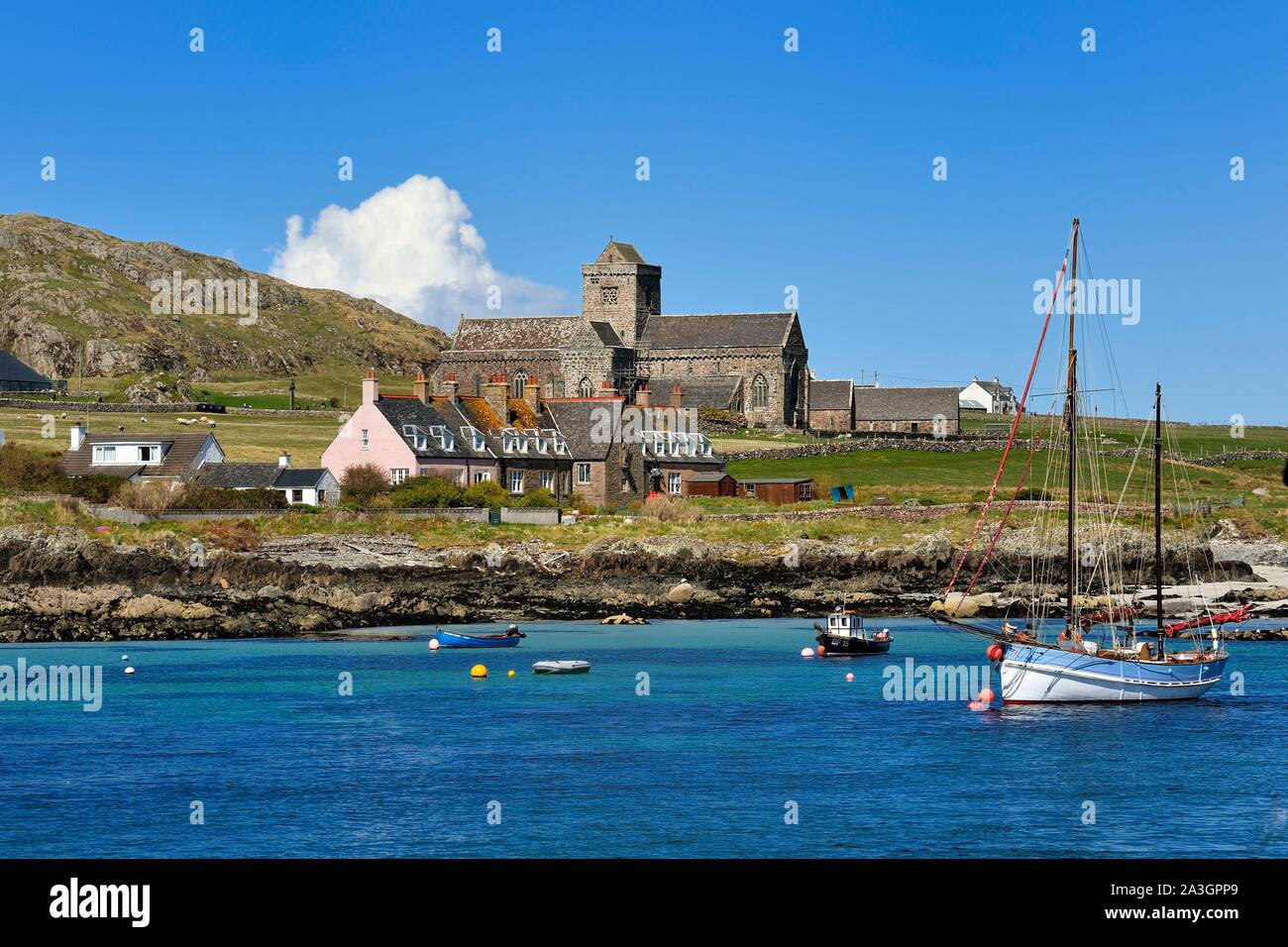 United Kingdom, Scotland, Highland, Inner Hebrides, Isle of Iona facing the Isle of Mull, Iona Abbey on the sea side Stock Photo