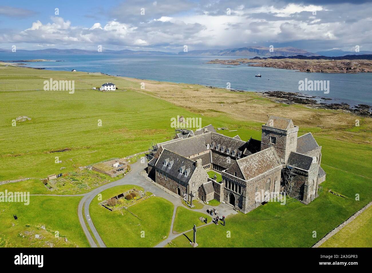 United Kingdom, Scotland, Highland, Inner Hebrides, Isle of Iona facing the Isle of Mull, Iona Abbey on the sea side (aerial view) Stock Photo