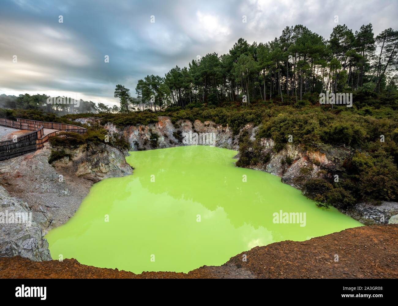 Green Devil's Bath thermal lake in Wai-O-Tapu thermal area, Waiotapu, Rotorua, Waikato Region, New Zealand Stock Photo