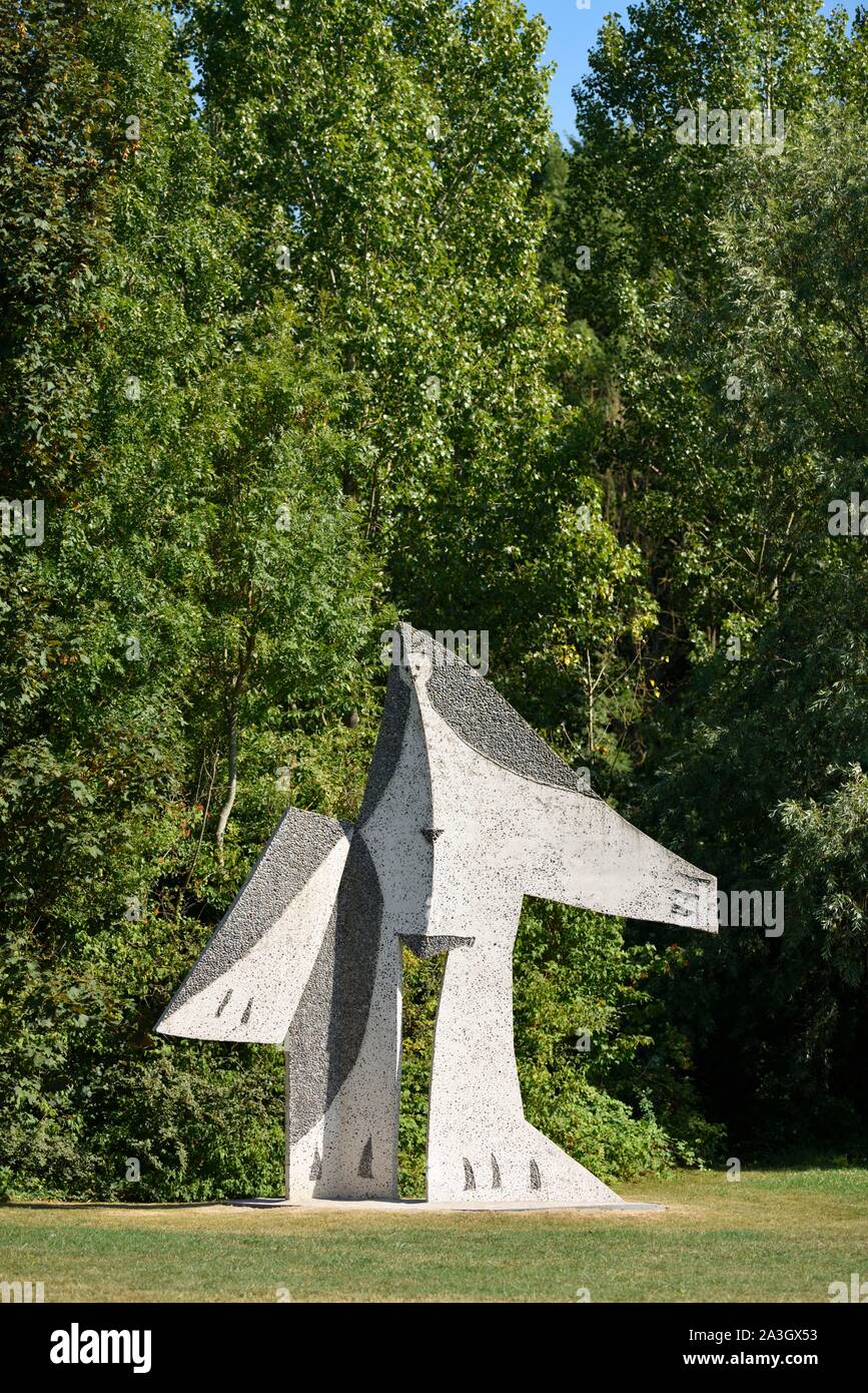 France, Nord, Villeneuve d'Ascq, LAM (Lille Metropole Museum of Modern Art, Contemporary Art and Art Brut), museum garden, Sculpture by Pablo Picasso, Woman with Arms Spread (1962) Stock Photo