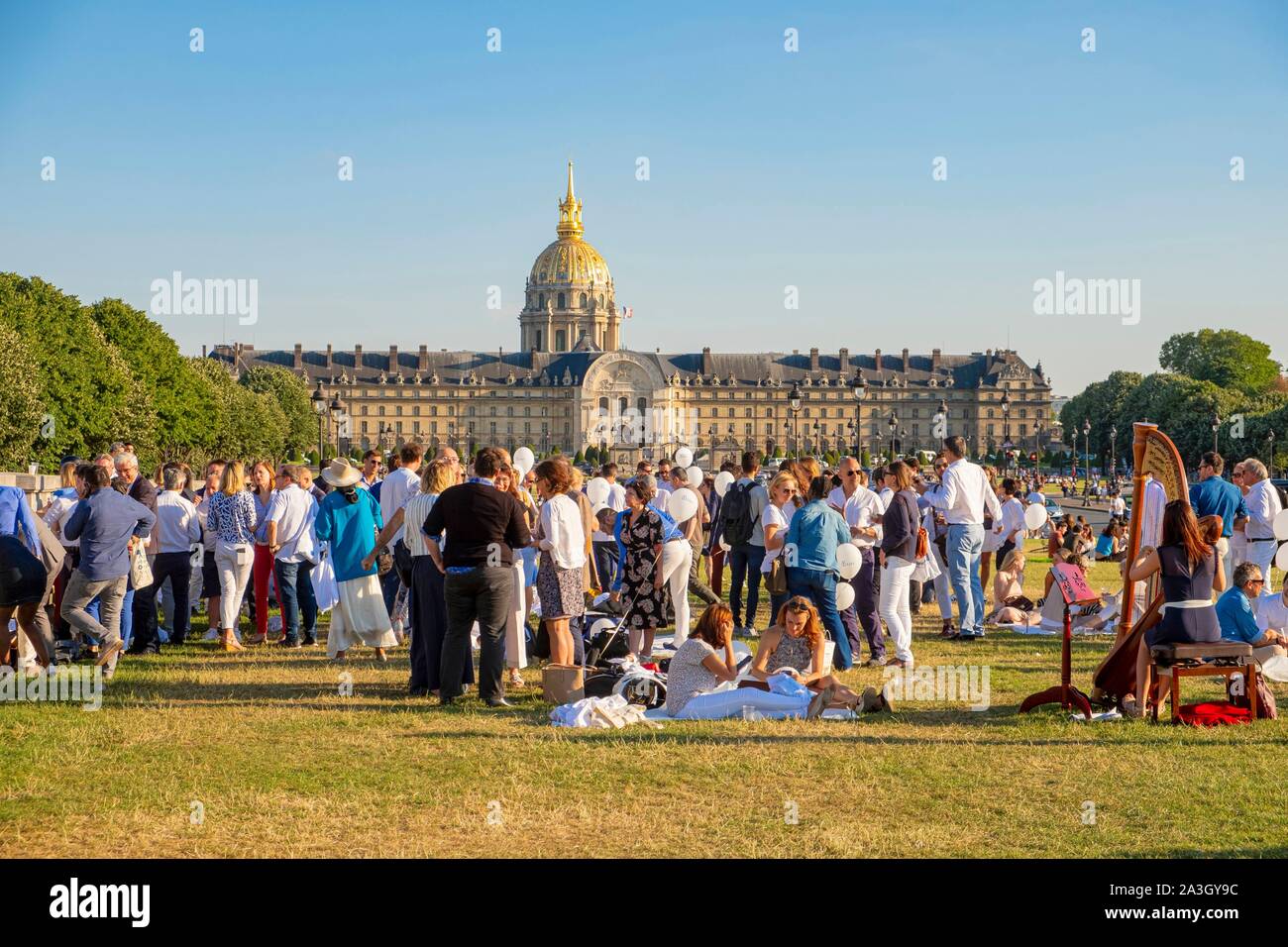 France, Paris, Esplanade des Invalides, picnic on summer evenings Stock Photo