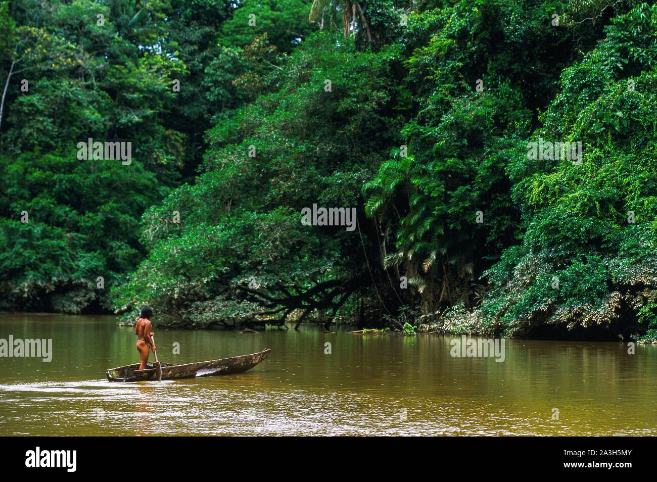Ecuador, Orellana, Rio Cononaco, Family Fishing, the Huaorani are one of the last two tribes of hunter-gatherers living in the heart of the rainforest of Ecuador Stock Photo