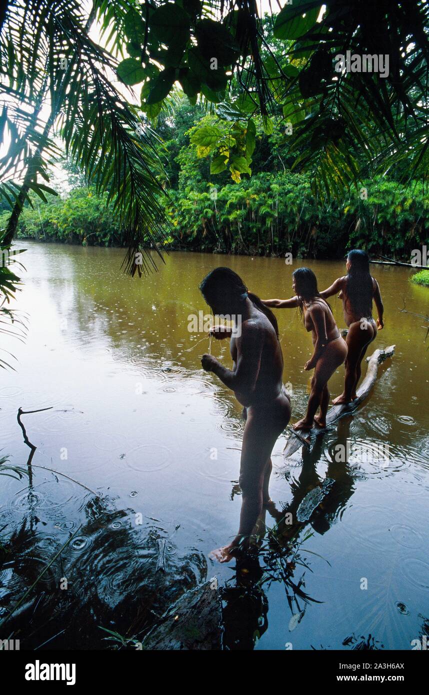 Ecuador, Orellana, Rio Cononaco, Family Fishing, the Huaorani are one of the last two tribes of hunter-gatherers living in the heart of the rainforest of Ecuador Stock Photo