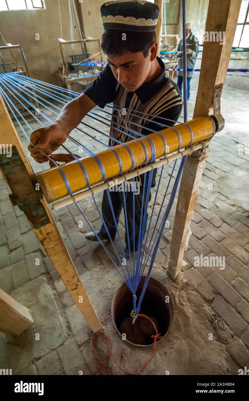 China, Xinjiang autonomous region, Hotan, traditional workshop for silk production, threading, dyeing and weaving Stock Photo
