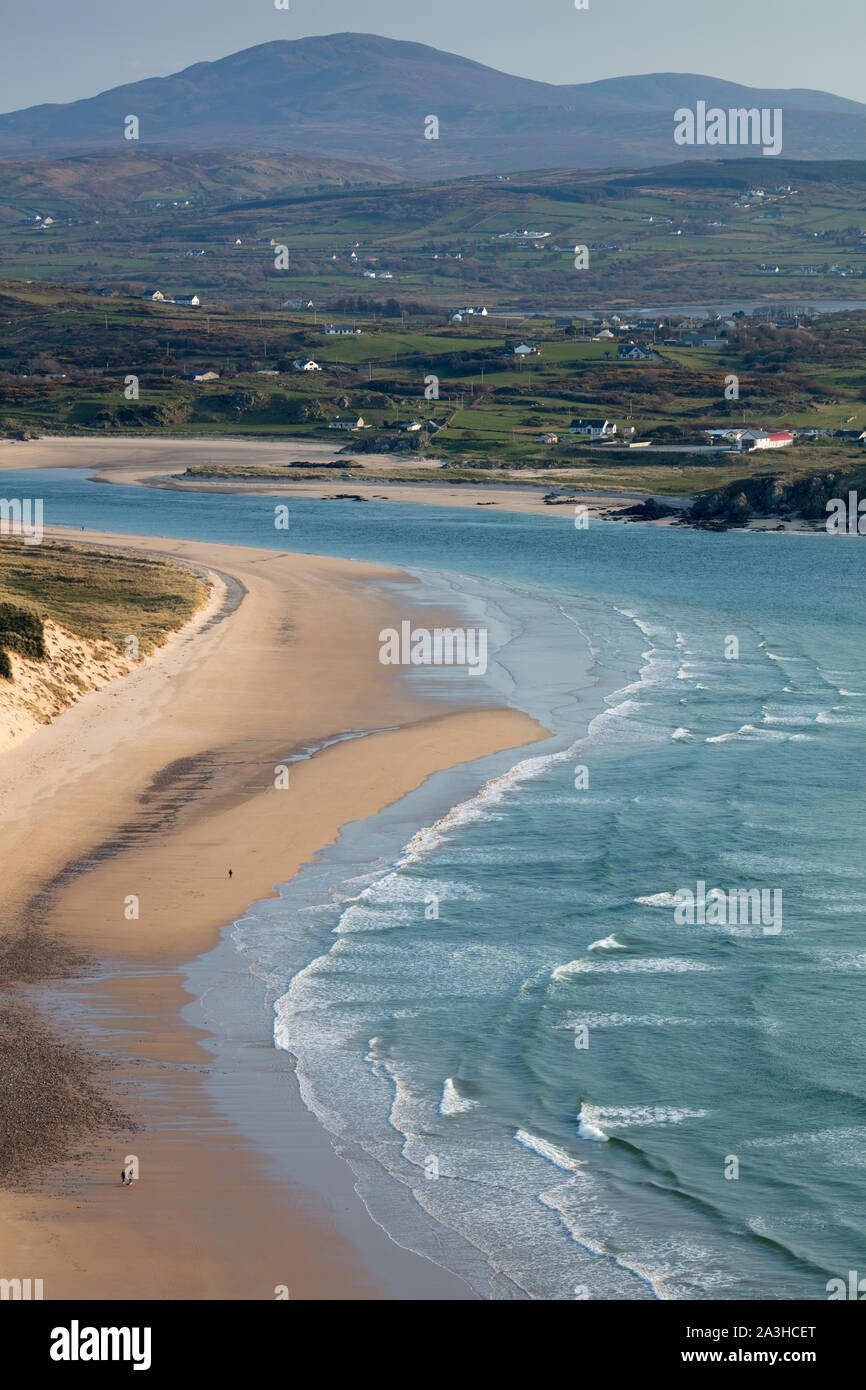 Figures on Five Fingers Strand, Trawbreaga Bayl, Inishowen Peninsula, Co Donegal, Ireland Stock Photo