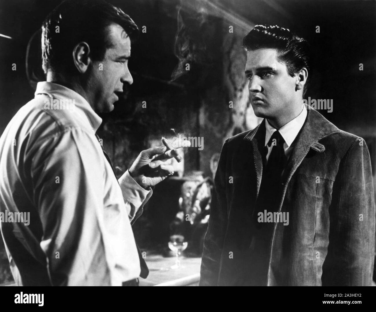 WALTER MATTHAU and ELVIS PRESLEY in KING CREOLE (1958), directed by MICHAEL CURTIZ. Credit: PARAMOUNT PICTURES / Album Stock Photo