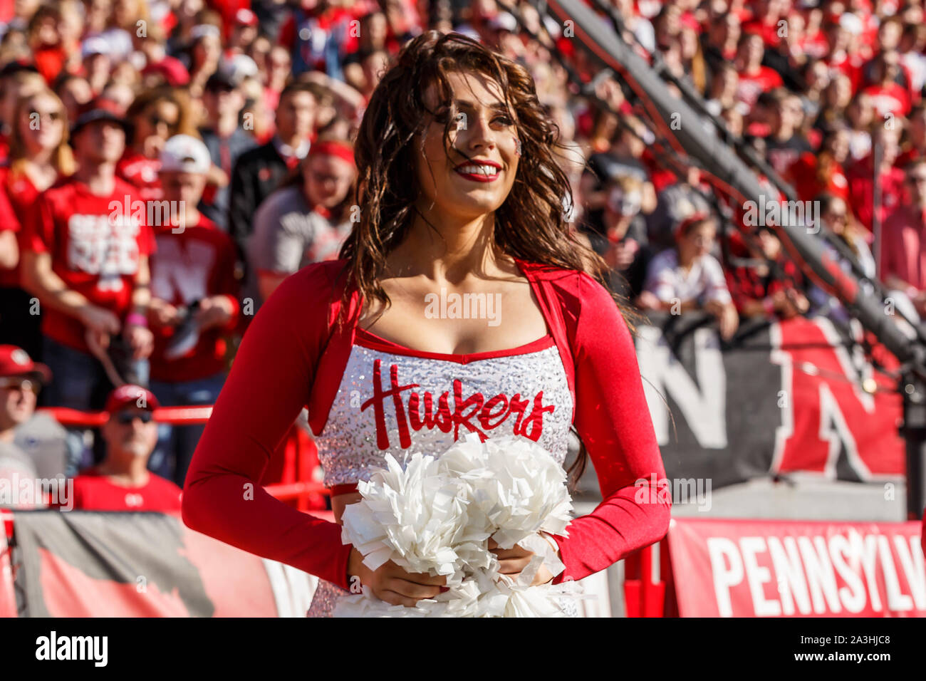 Lincoln, NE. U.S. 05th Oct, 2019. Nebraska Cornhusker dance team member in action along the