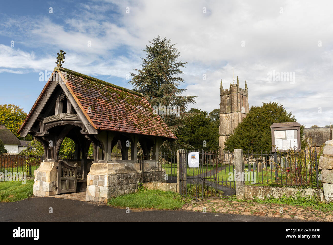 St James' Church and the lychgate which was erected in memory of Hannah Price and is a Grade II Listed Building, Avebury, Wiltshire, England, UK Stock Photo