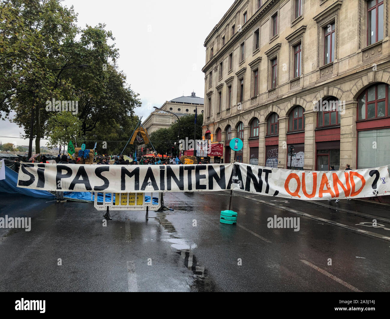 Paris, France, Environmental Demonstration, Group Closing Street at Chatelet, Extinction Rebellion Sign in French: 'If not Now, When?'  climate change activists, climate protest sign Stock Photo