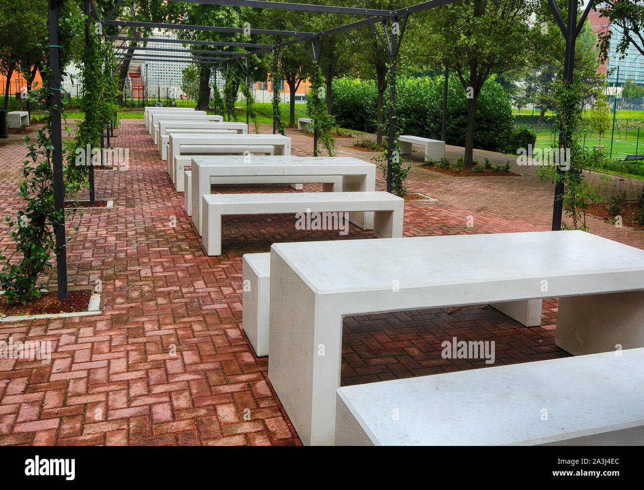 Empty benches in park hi-res stock photography and images - Alamy