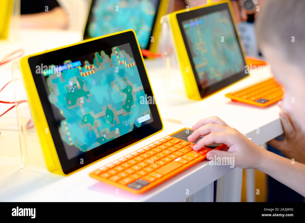 Kids coding science learning hi-res stock photography and images - Alamy