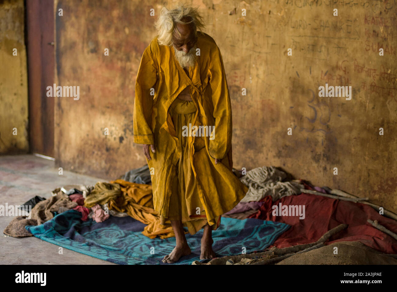 Old man with terminal illnesses at Mukti Bhawan, Indian death hotels Stock Photo
