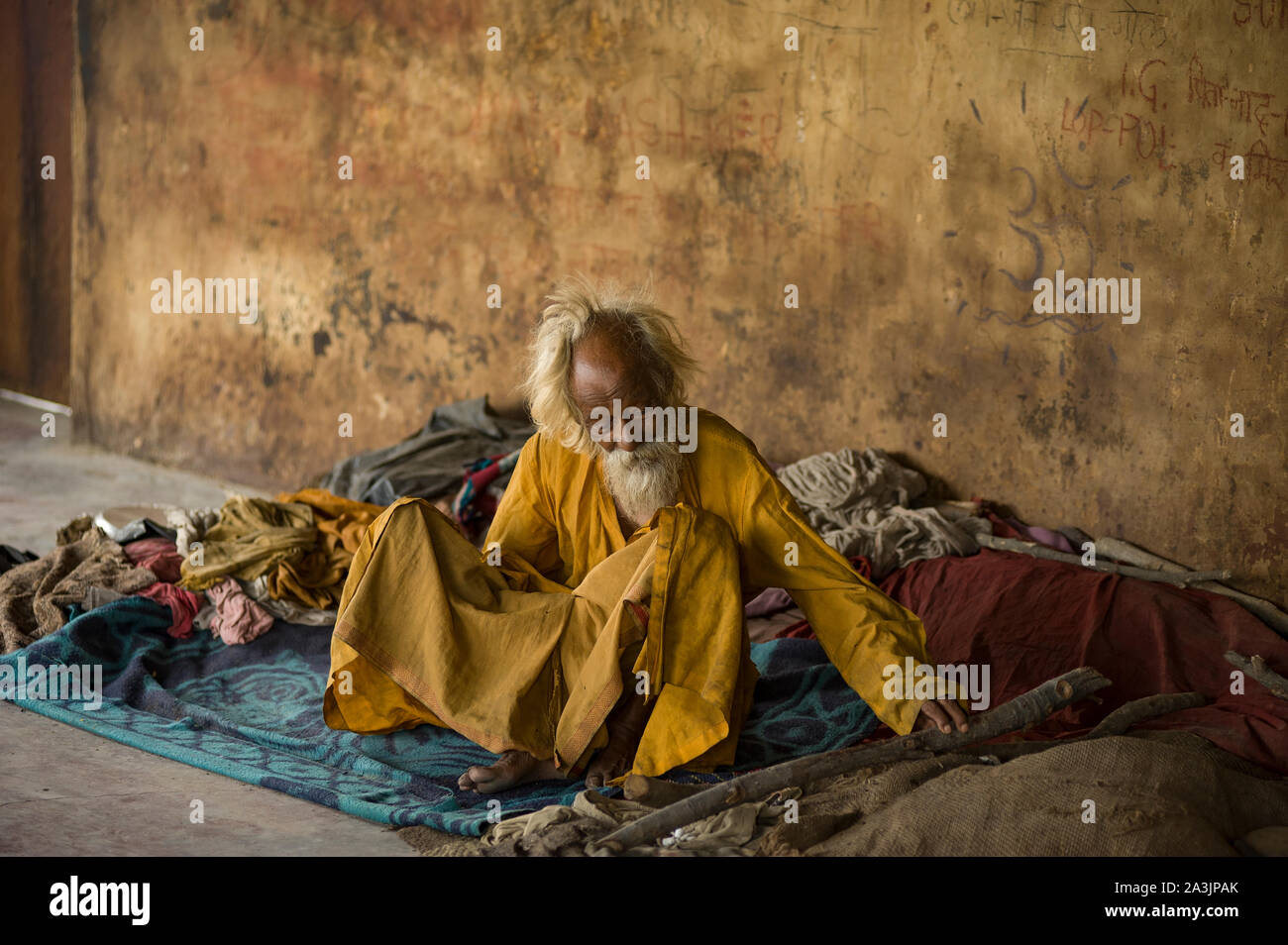 Old man with terminal illnesses at Mukti Bhawan, Indian death hotels Stock Photo