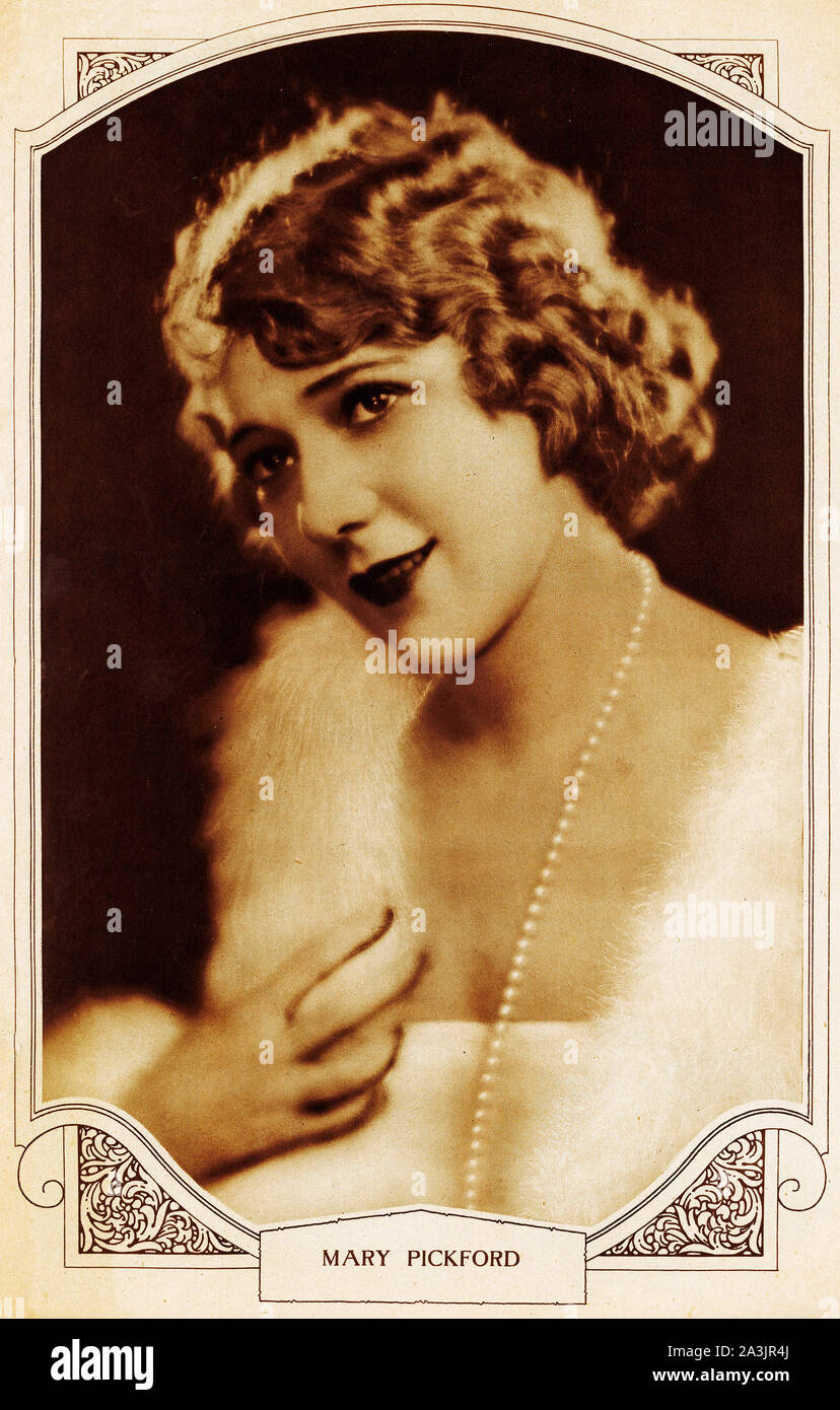 Studio portrait of Hollywood actress, Mary Pickford, famous during the era of silent movies. Centrefold from Picture Show Art Supplement 1.9.1928 Stock Photo