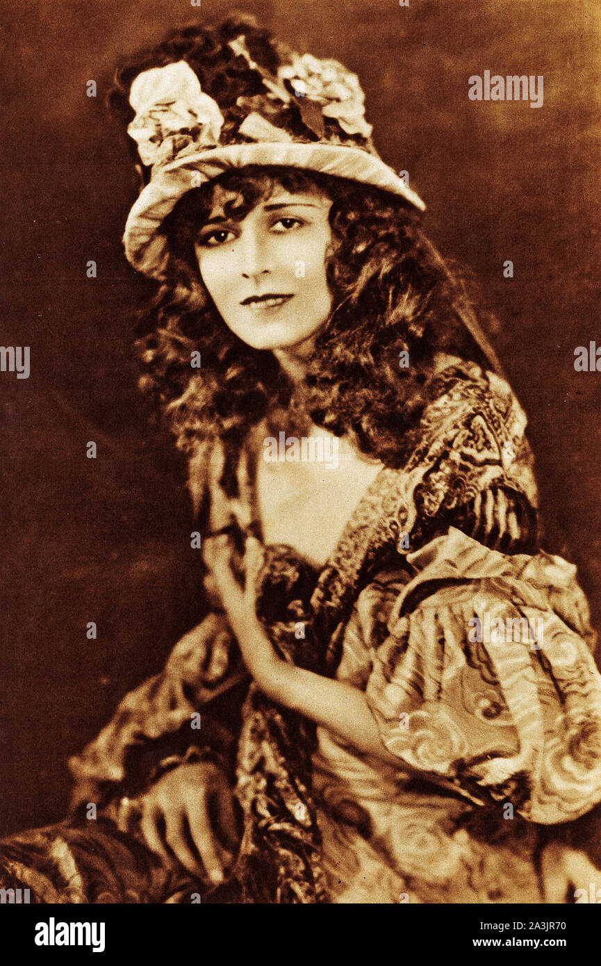 Studio portrait of Hollywood actress, Anita Stewart, famous during the era of silent movies. Centrefold from Picture Show Art Supplement 22.1.1921. Stock Photo