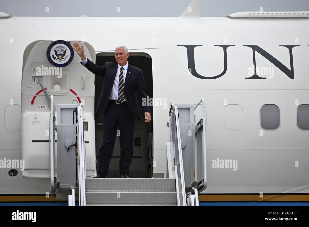 Vice President Mike Pence waves to people from the ramp Oct. 7, 2019 at Berry Field Air National Guard Base, Nashville, Tenn. Pence briefly visited with people at Berry Field before leaving for several events in the greater Nashville area. (U.S. Air National Guard photo by Staff Sgt. Anthony Agosti) Stock Photo