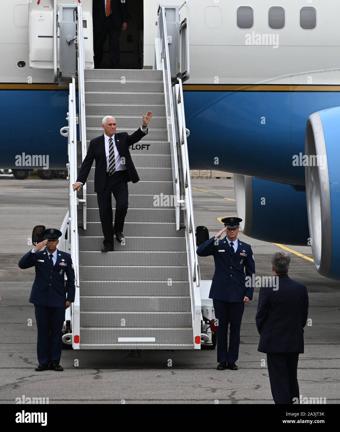 Vice President Mike Pence waves to people from the ramp Oct. 7, 2019 at Berry Field Air National Guard Base, Nashville, Tenn. Pence briefly visited with people at Berry Field before leaving for several events in the greater Nashville area. (U.S. Air National Guard photo by Staff Sgt. Anthony Agosti) Stock Photo